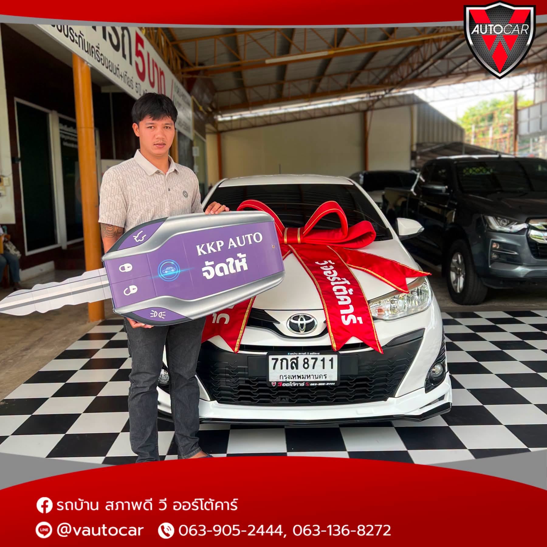 ลูกค้ารับมอบ Toyota Yaris สีขาวพร้อมโบว์แดง