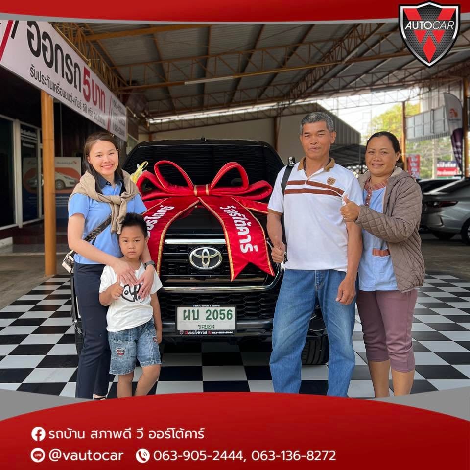 ครอบครัวลูกค้ารับมอบรถ Toyota พร้อมโบว์แดง